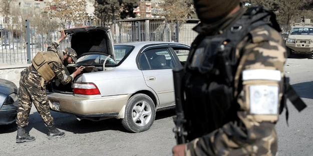 Taliban İstihbaratı, el koyduğu 3 ton alkolü nehre böyle döktü!