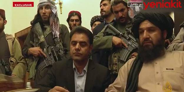 Taliban milisleri ellerinde Amerikan silahlarıyla Başkanlık Sarayı'nda