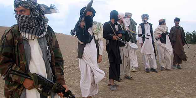 Taliban militanları Afgan askerlerini esir aldı