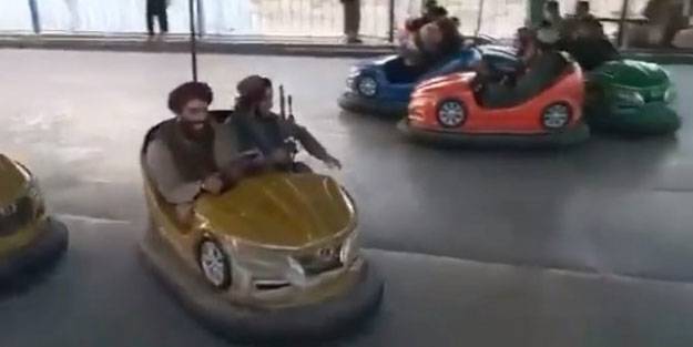 Taliban militanları lunaparkta doyasıya eğlendi
