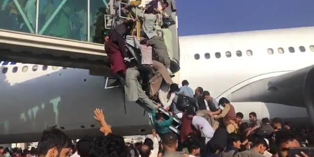 Taliban'dan kaçan binlerce Afgan, uçağa binebilmek için birbirini ezdi