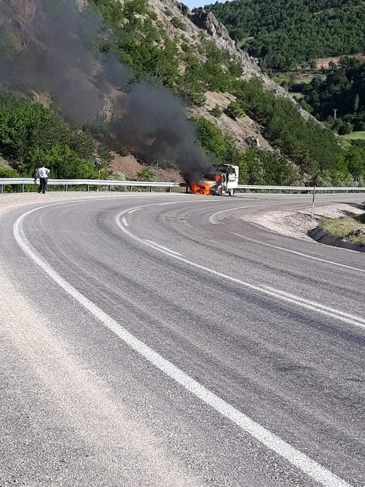 Talihsiz sürücü çaresizce kamyonetinin yanışını izledi 