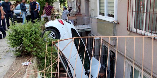 Talihsiz kadın sürücü geri vites yerine birinci vitese takınca bina boşluğuna uçtu!