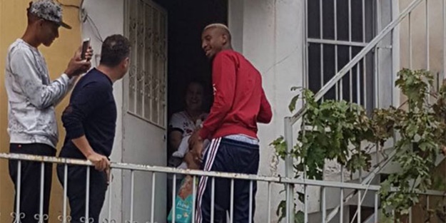 Talisca, gecekonduların kapısını çalıp ailelere yardımda bulundu