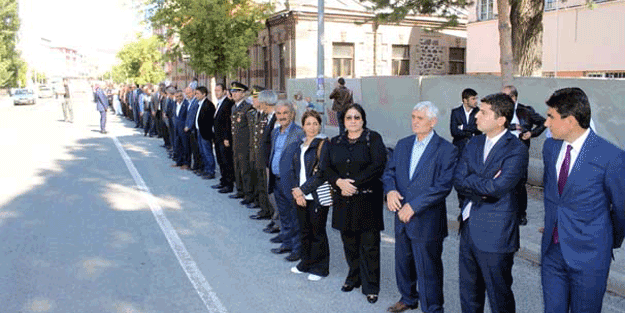 Tam 200 metre, Bakın bu kuyruk ne kuyruğu