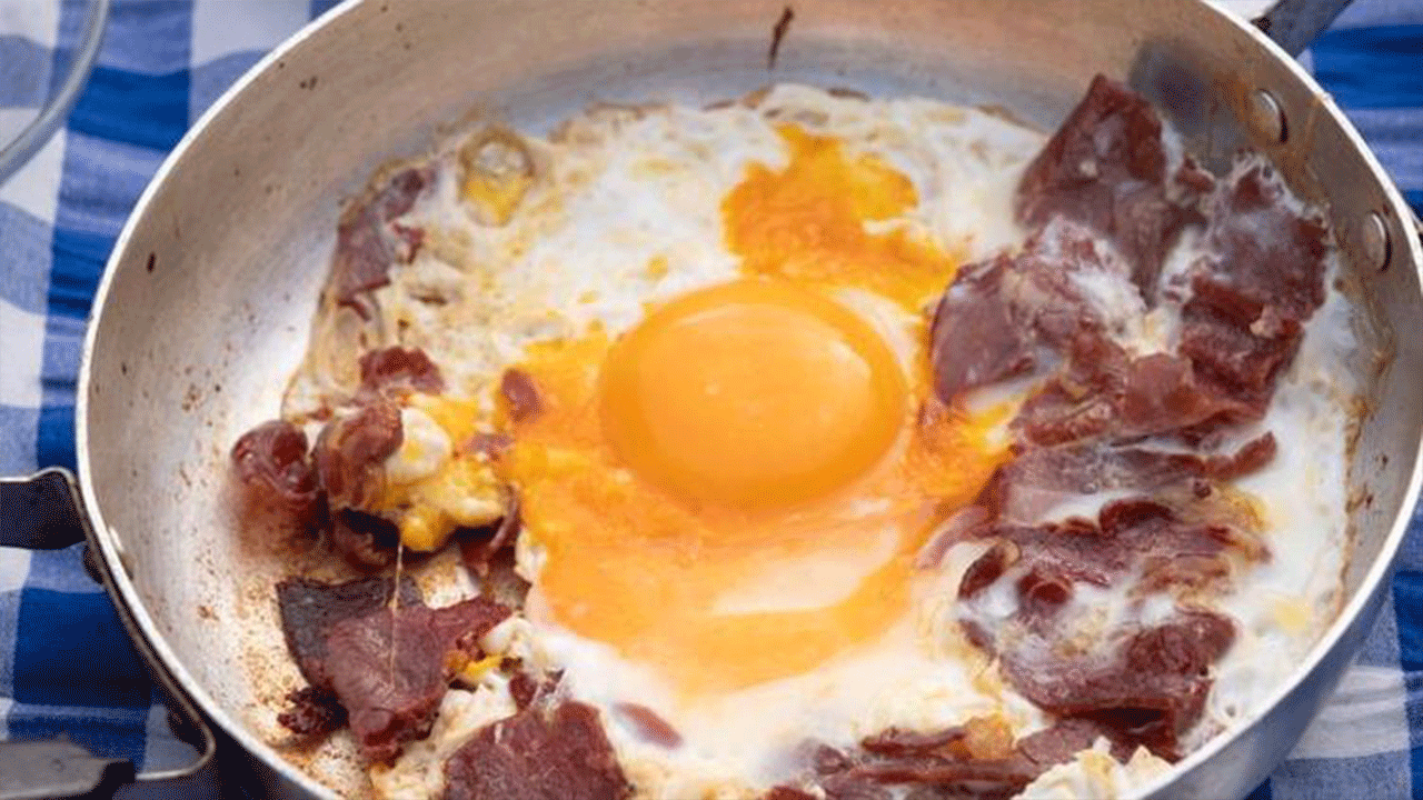 Tam 30 gün boyunca pastırma, tereyağı ve yumurta yedi… Hastalanması bekleniyordu ama sonuç kendisini bile şaşırttı