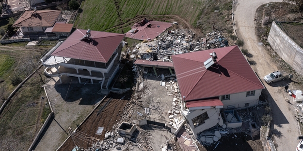 Tam 4 metre kayma var! Deprem mahalleyi resmen ikiye böldü