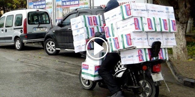 Tam 40 koli makarnayı motosikletle taşıdı