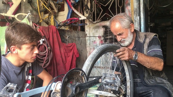 Tam 40 yıldır bisikletini kapan onun yanına koşuyor