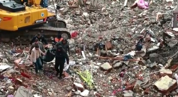 Tam 42 gün sonra! Enkazdan bir kişinin cansız bedeni çıkarıldı