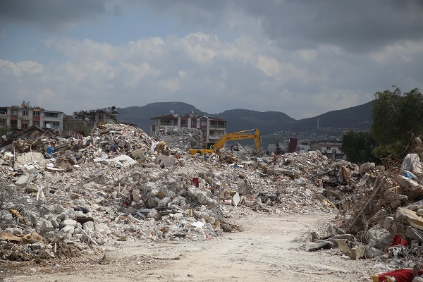 49 gün sonra! Enkaz altından sağ çıktı