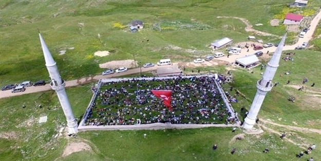 Tam 556 yıldır açık hava camisinde çimen üzerinde namaz kılınıyor