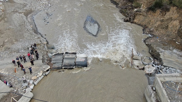 Tam 6 kez yıkıldı! Köprü olmayınca çocuklar hastaneye böyle taşındı