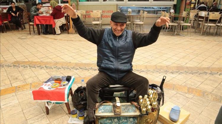 Tam 65 yıldır ayakkabı boyuyor