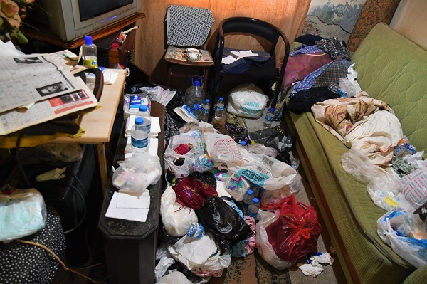 Tam 8 senedir biriktiriyor! Bakın o evden kaç kamyon çöp çıktı