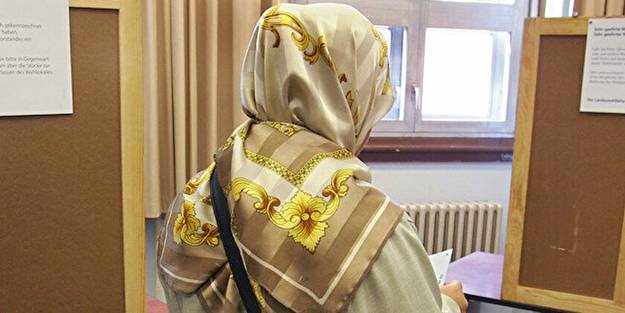 Tam anlamıyla rezillik! Başörtülü kadına skandal hareket