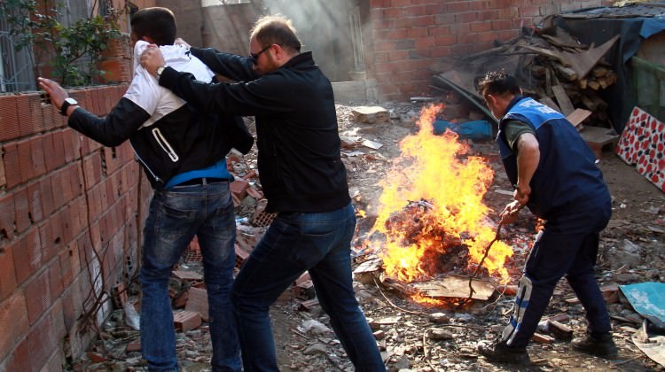 Tam ateşe verirken enselendi!