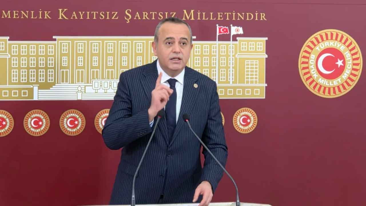 ‘Tam bir kepazelik!’ Ertuğrul Kaya’dan Özgür Özel’e VIP araç tepkisi