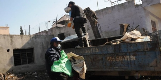 Osmaniye'de 3 ton çöpü evine sığdırdı