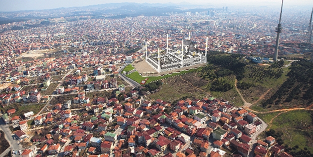 Tam donanımlı Çamlıca camii'nin minareleri gözüktü