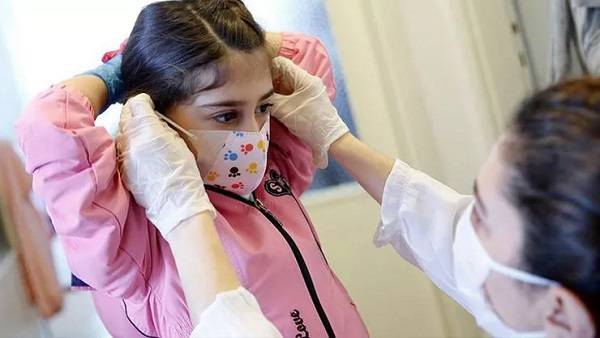 Tam doz aşılı olan öğrenci sınıfta pozitif vaka varsa temaslı mı olur?