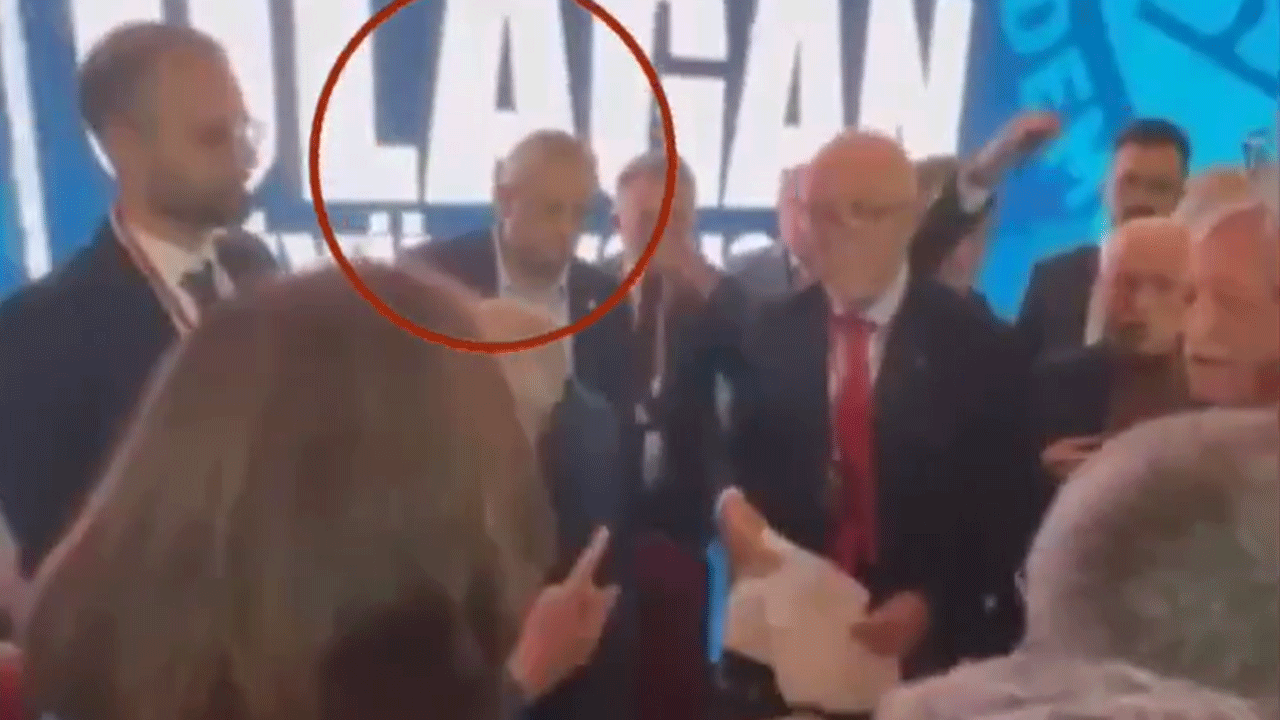 Tam o esnada kamera kayıttaydı! Demokrat Parti kongresinde skandal itiraf