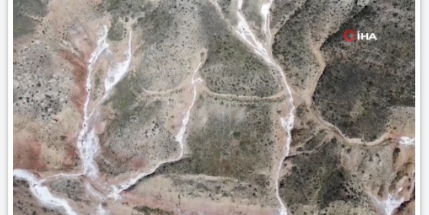 Tamamen doğal üretim: Kırmızı topraktaki mineralleri toplayarak bin 300 metreden çıkıyor