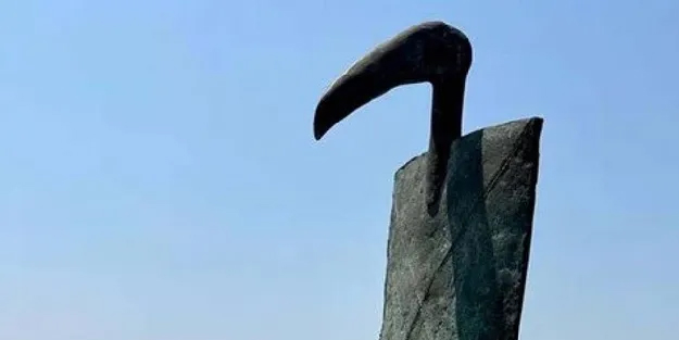 Muğla Milas'ta ilçesinde 50 bin Euroluk bronz heykelin başı çalındı! Görenleri şaşkına çeviriyor