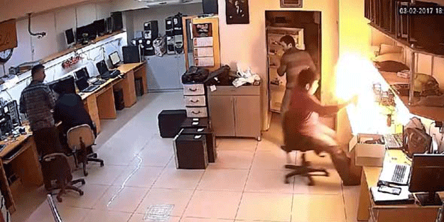 Tamir etmek için kapağını açtığı sırada… Bir anda alev aldı!