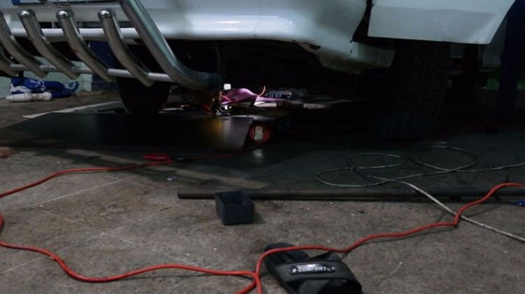 Tamir etmeye çalıştığı aracın altında kaldı