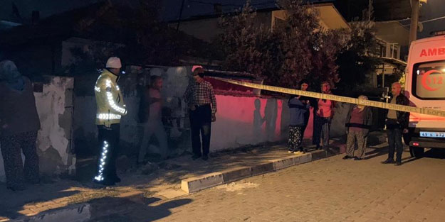 Tamir etmeye çalıştığı sundurmanın altında yaşamını yitirdi