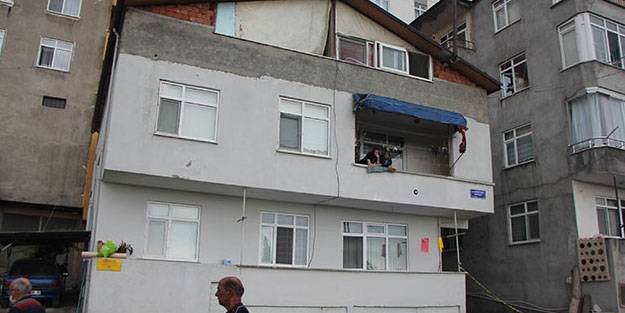 Tamir için çıktıkları çatıdan düştüler