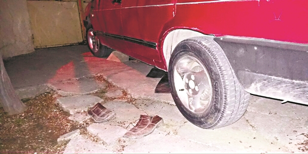 Tamir için kaldırdığı otomobilin altında kaldı