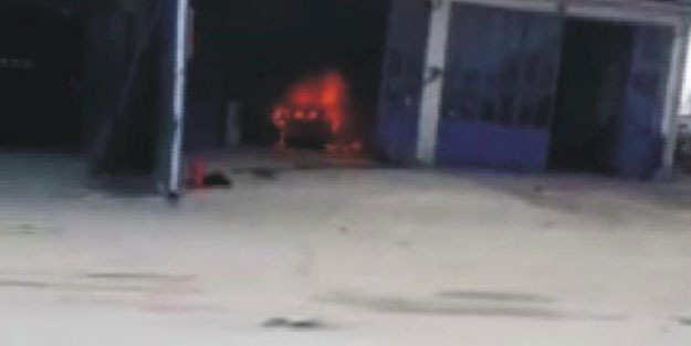 Tamir için sanayiye bırakılan otomobil yandı
