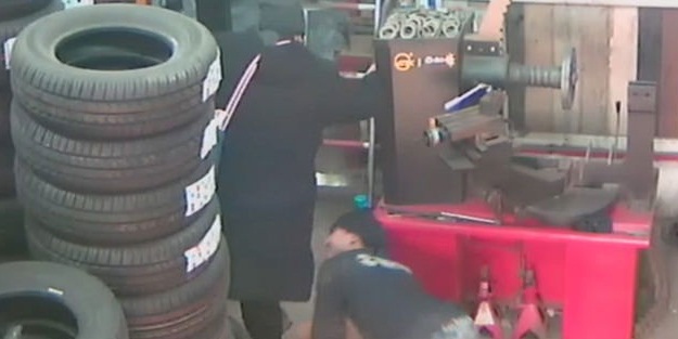 Tamirci, kadını baldırından ısırdı