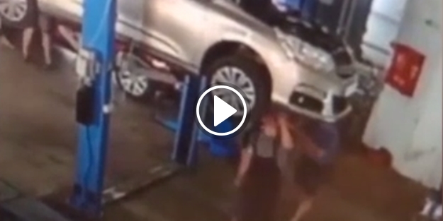 Tamirhanede feci kaza! Otomobil üstlerine düştü