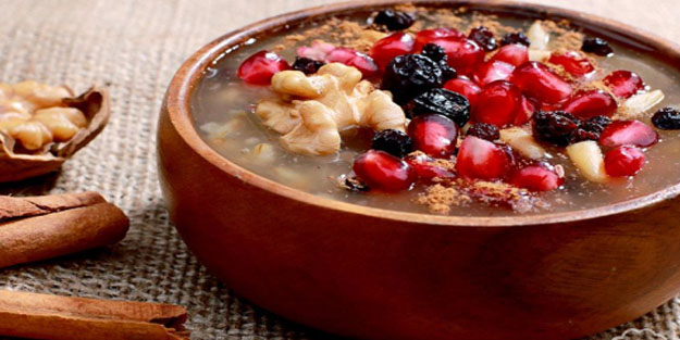 Tane tane oluyor: Parmak yedirten aşure için babaanne tarifi!