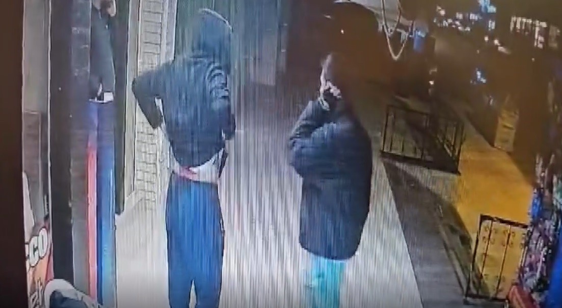 Tanımadığı şahıs tarafından bıçaklanan genç hastaneye kaldırıldı