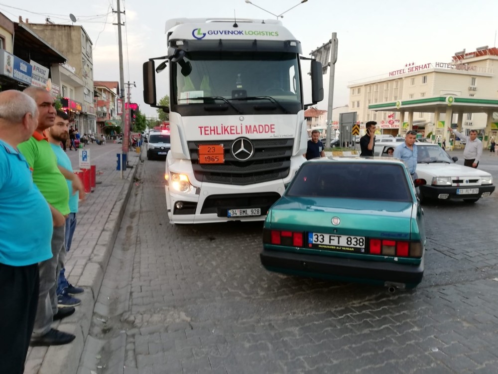 Tanker ile otomobil çarpıştı 
