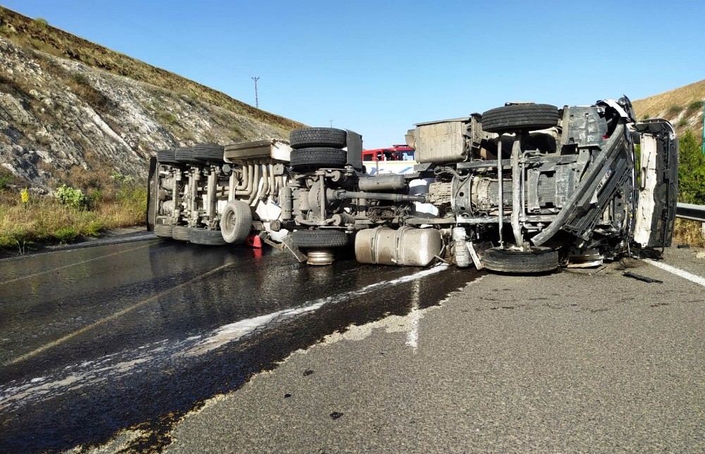 Tanker kazalarında sürücüler yaralandı 