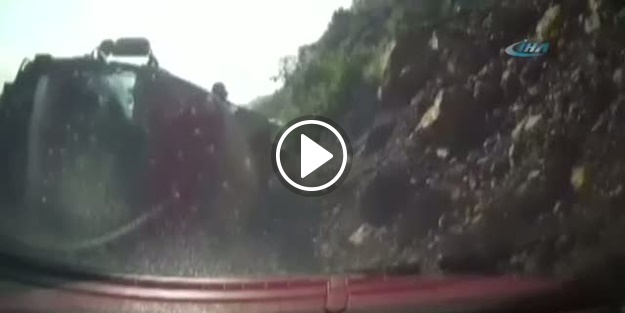 Tanker otomobilin üzerine devrildi