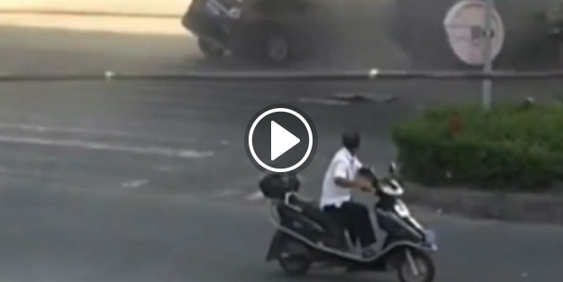 Tanker otomobilin üzerine devrildi!