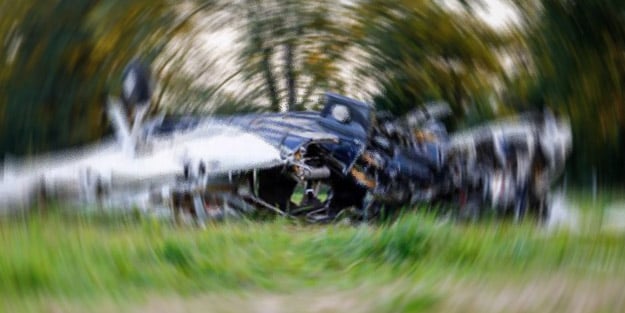 Faciaya ramak kala! Tanker park halindeki otomobile çarptı