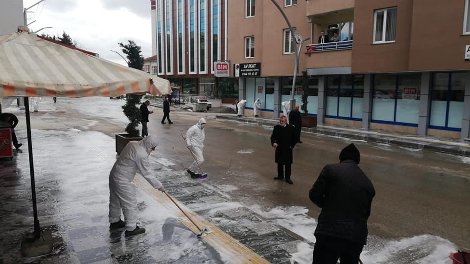 Tanker tanker taşıyıp sokakları yıkıyorlar 