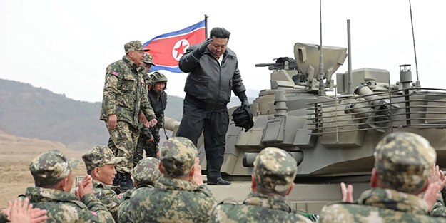 Tankın başına geçti: Kim Jong Un'dan gövde gösterisi