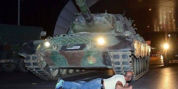 Tankın önüne yatan kişi: Darbecilerin...