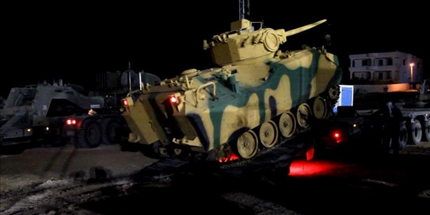 Tanklar sınırda geçiş için bekliyor