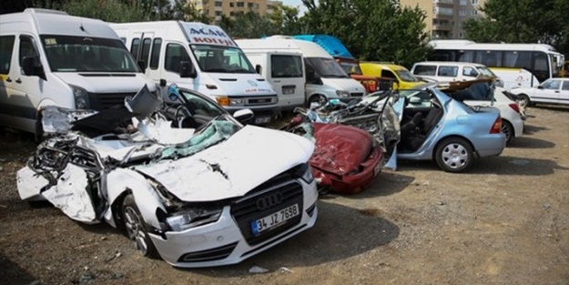 Tankların ezdiği araçlar orada tutuluyor