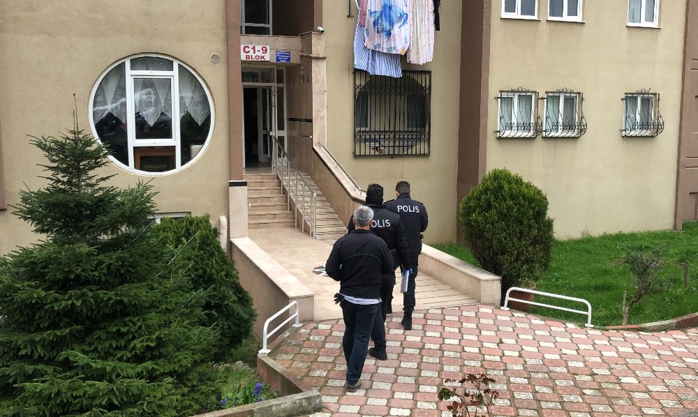 Tansiyon hastası kadını, çocukları evin balkonunda ölü buldu 