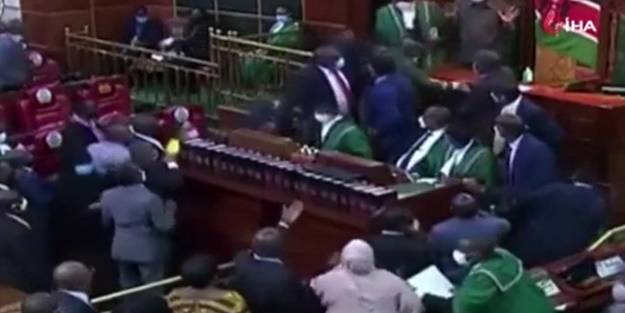 Tansiyon yükseldi! Kenya Meclisi’nde yumruklu kavga
